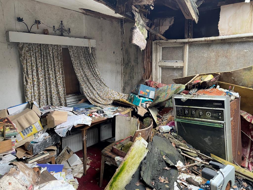 Lot: 88 - BUNGALOW IN NEED OF RE-DEVELOPMENT - Kitchen